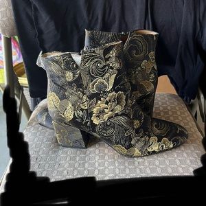 Franco Sarto Olympia Jacquard Metallic Booties
Size 10